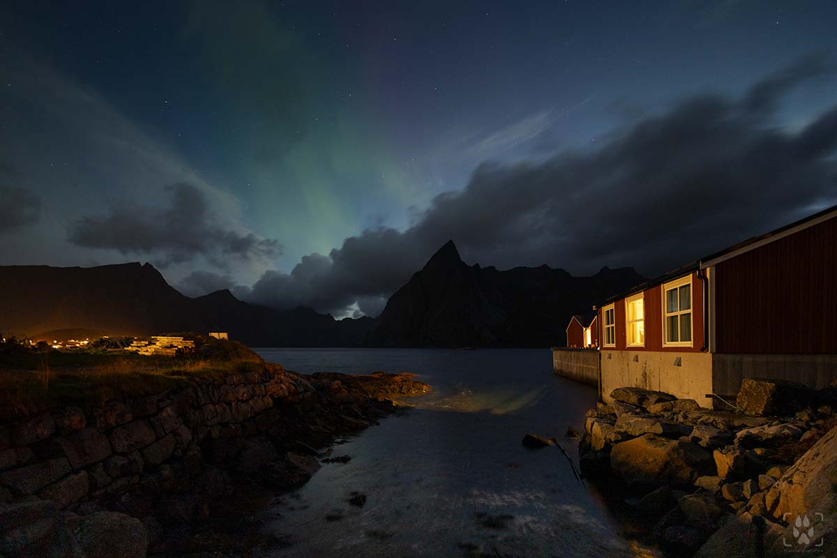Rorbu ad Hamnoy con aurora boreale